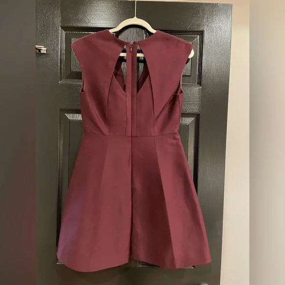 Halston Heritage burgundy sleeveless vneck dress size 4 - Picture 2 of 3